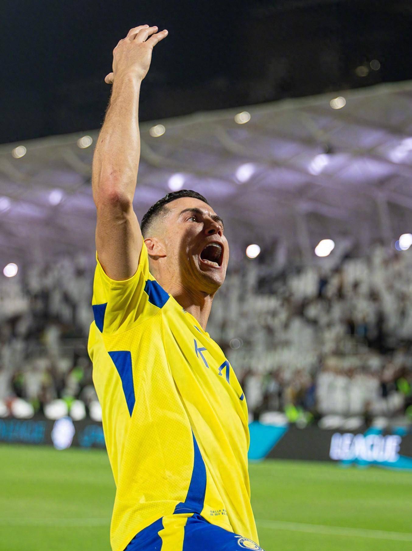 邵佳一告诫小球员：怎么能喝可乐呢，光跟老队员学散漫了