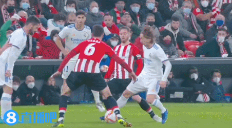 记者晒视频：钟义浩现场观看海牛比赛，海牛进球后他兴奋鼓掌