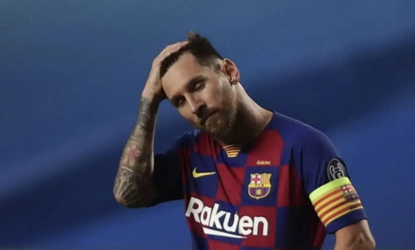 皇马在国家德比后失利，阿隆索面临下课危机，巴萨趁机领跑，西甲争冠形势严峻。