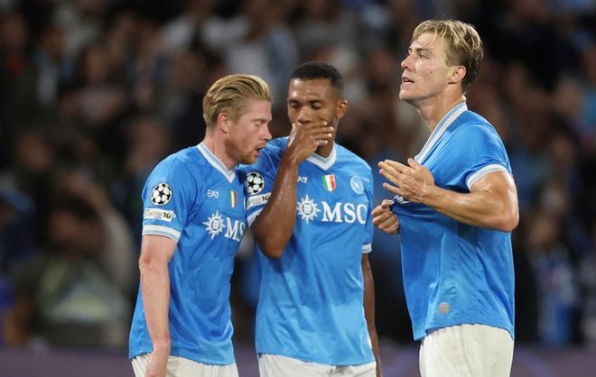 库里发布圣诞庆祝短片，穿的还是UA鞋