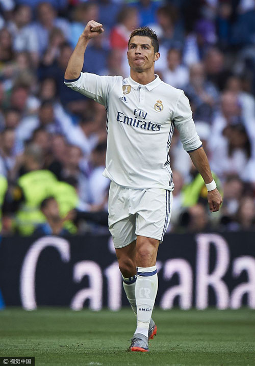 阿诺德受伤影响皇马阵容，巴尔韦德需客串右后卫，球迷呼吁调整阵型。